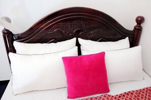 6 bedrooms, desk, iron/ironing board, free WiFi