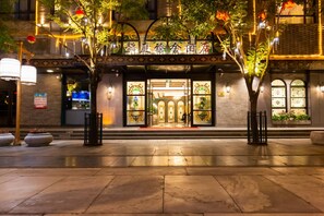 تفاصيل الفندق من الخارج