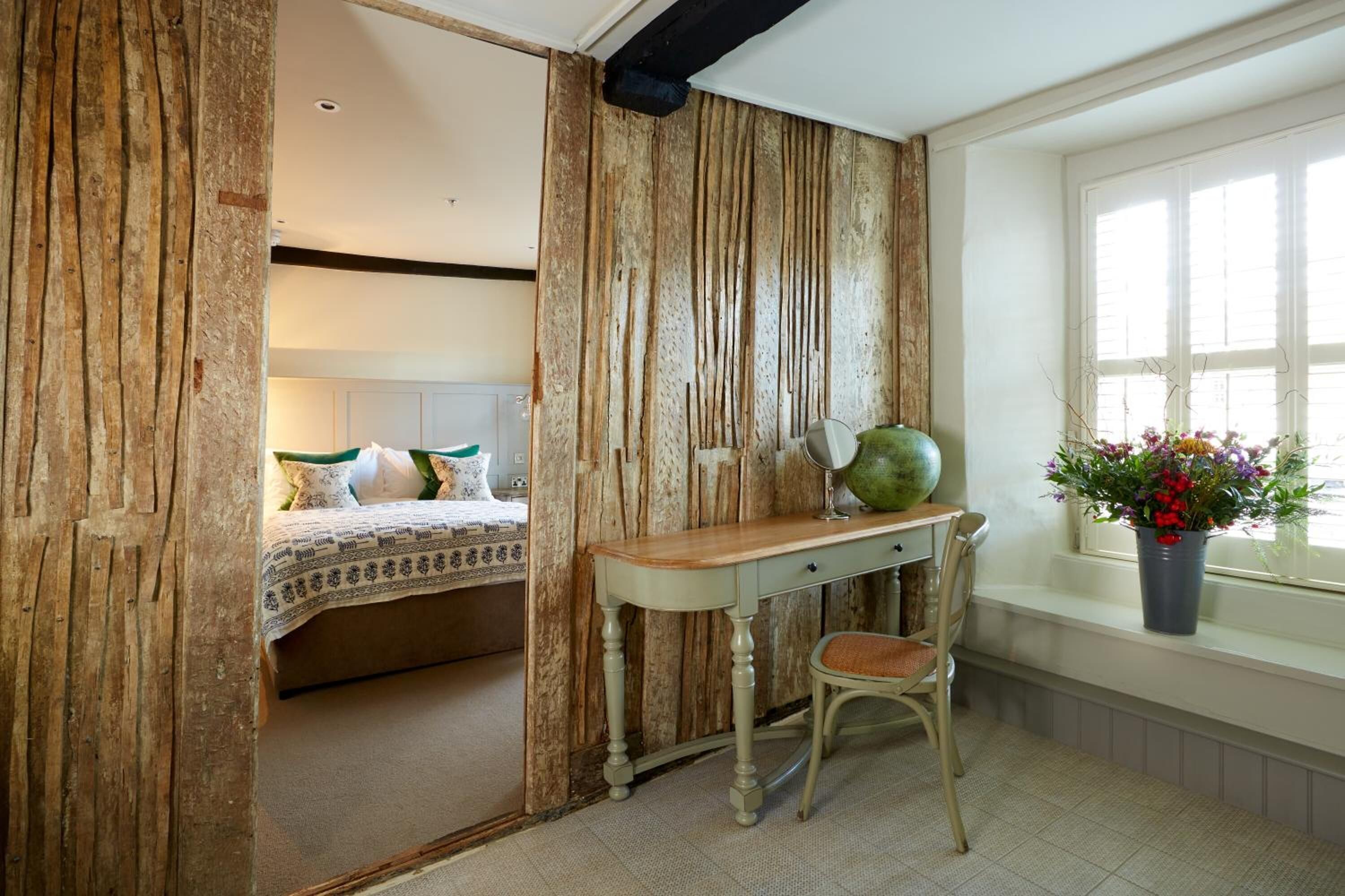 Tabla de planchar con plancha, wifi gratis, ropa de cama