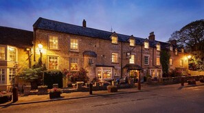 Exterior - The Bull Hotel (Fairford)