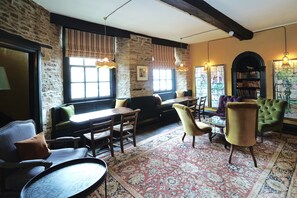 Lounge - The Bull Hotel (Fairford)