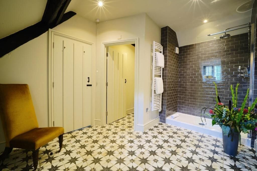 Junior Suite | Bathroom | Free toiletries, hair dryer, towels
