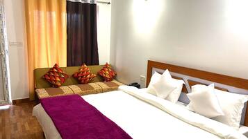Basic Studio Suite | Free WiFi, individually decorated, individually furnished, bed sheets