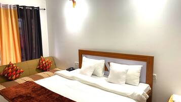 Basic Studio Suite | Individually decorated, individually furnished, free WiFi, bed sheets