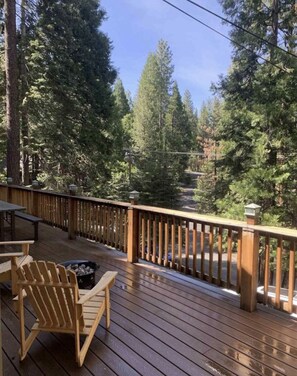 Outdoor dining - The Lazy Lodge Cabin in Cold Springs *WiFi and AT&T cell service working” (Cold Springs)