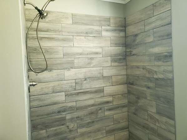Douche, serviettes fournies, savon, shampooing