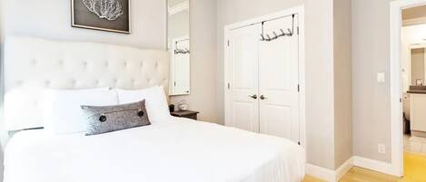 3 عدّة غرف نوم ومكواة/لوح كي وواي فاي وملاءات أسرّة