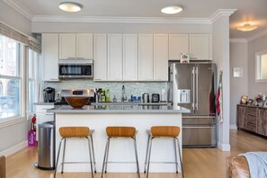 Kylskåp, mikrovågsugn, ugn och spishäll