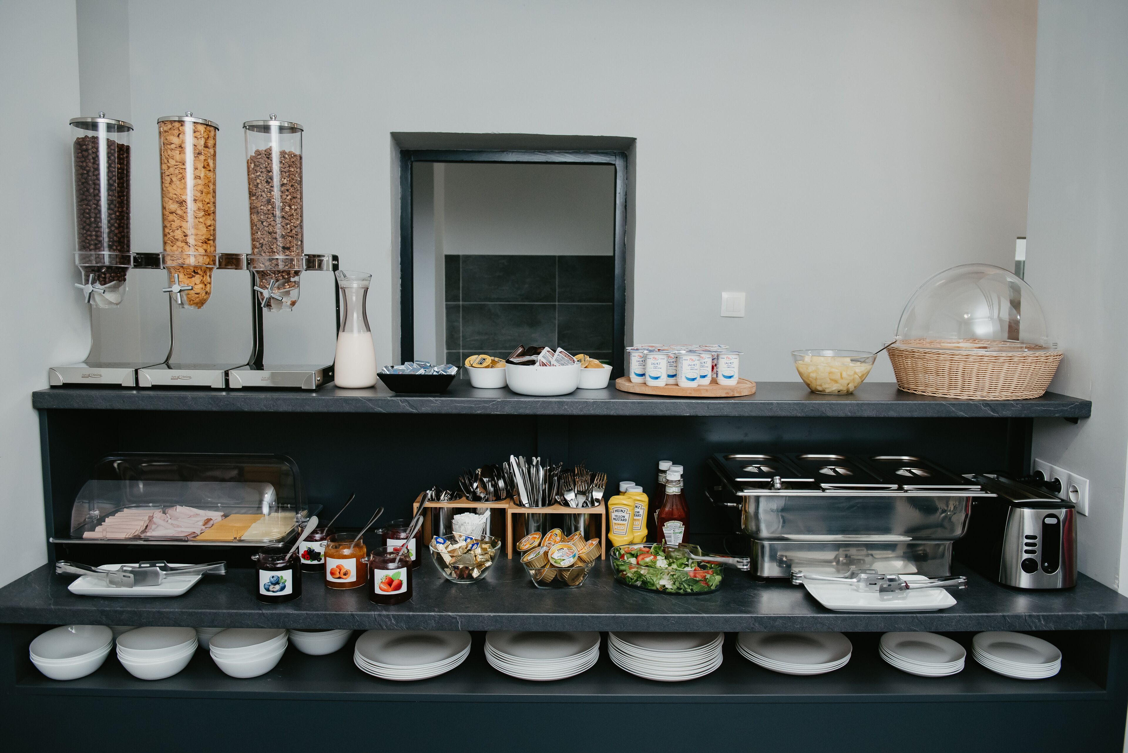 Daily buffet breakfast (RON 40 per person)