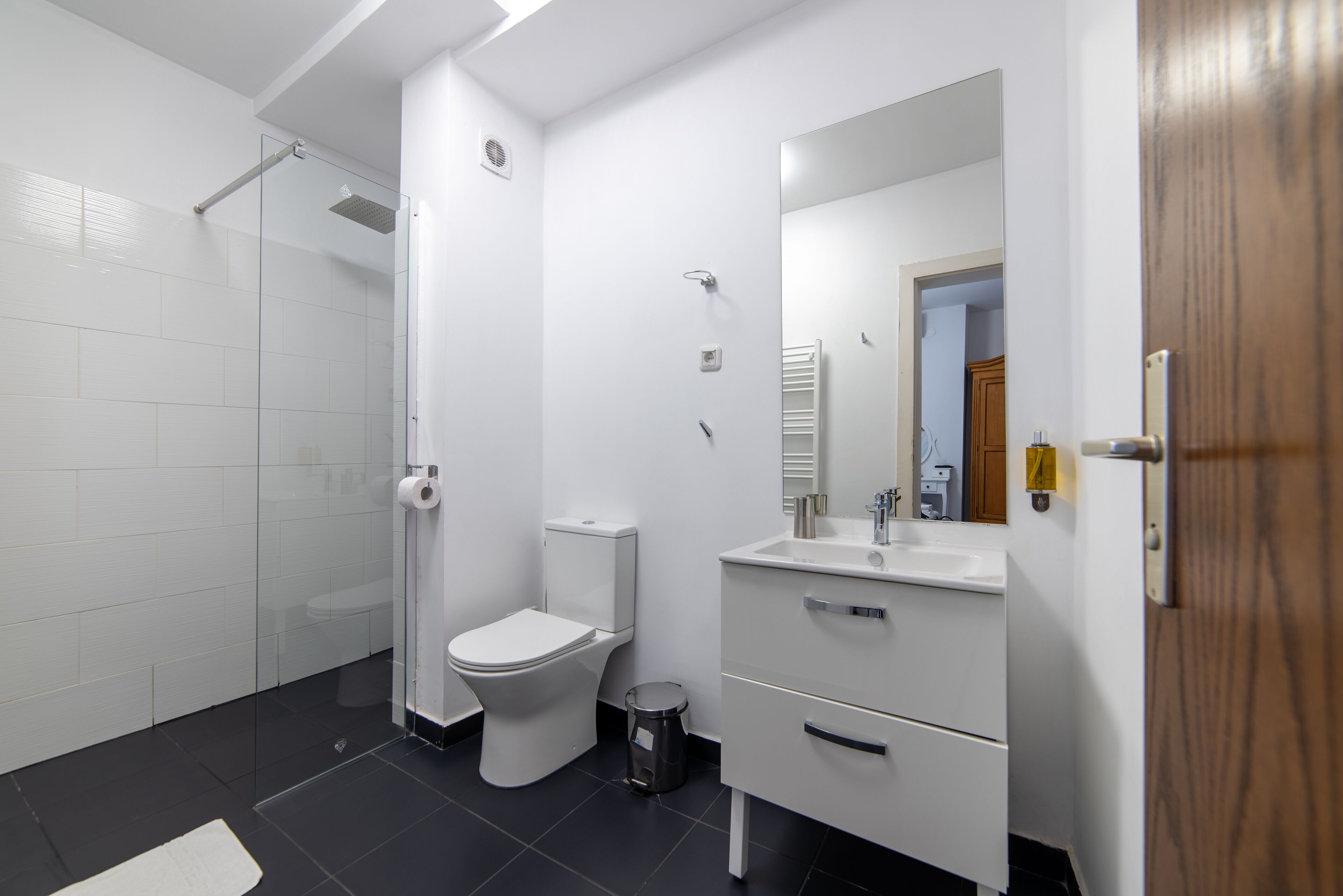 Habitación doble | Baño | Artículos de higiene personal gratuitos, secador de pelo y toallas