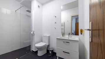 Double Room | Bathroom | Free toiletries, hair dryer, towels, soap