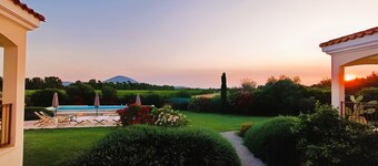 Villa Melisandre, Luxury Villa close to the Alghero beaches, Private Pool