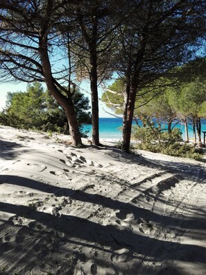 Tæt på stranden, liggestole, badehåndklæder