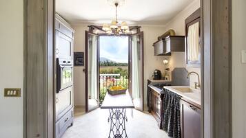 KylskÄp, mikrovÄgsugn, ugn och spishÀll