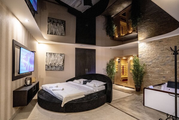 Presidential Double Room | Living area | 32-cm TV with cable channels - Boutique Hotel Madison (Belgrade)