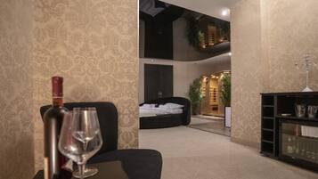 Presidential Double Room | Living area | 32-cm TV with cable channels