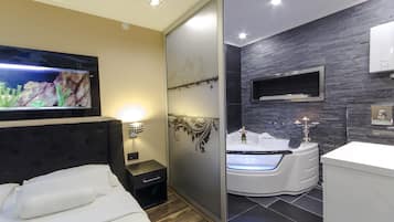 Economy tweepersoonskamer | Lakens van Egyptisch katoen, luxe beddengoed, een minibar, een bureau