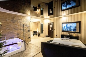 Habitación doble presidencial | Área de sala de estar | Televisión de 32 cm con canales por cable 