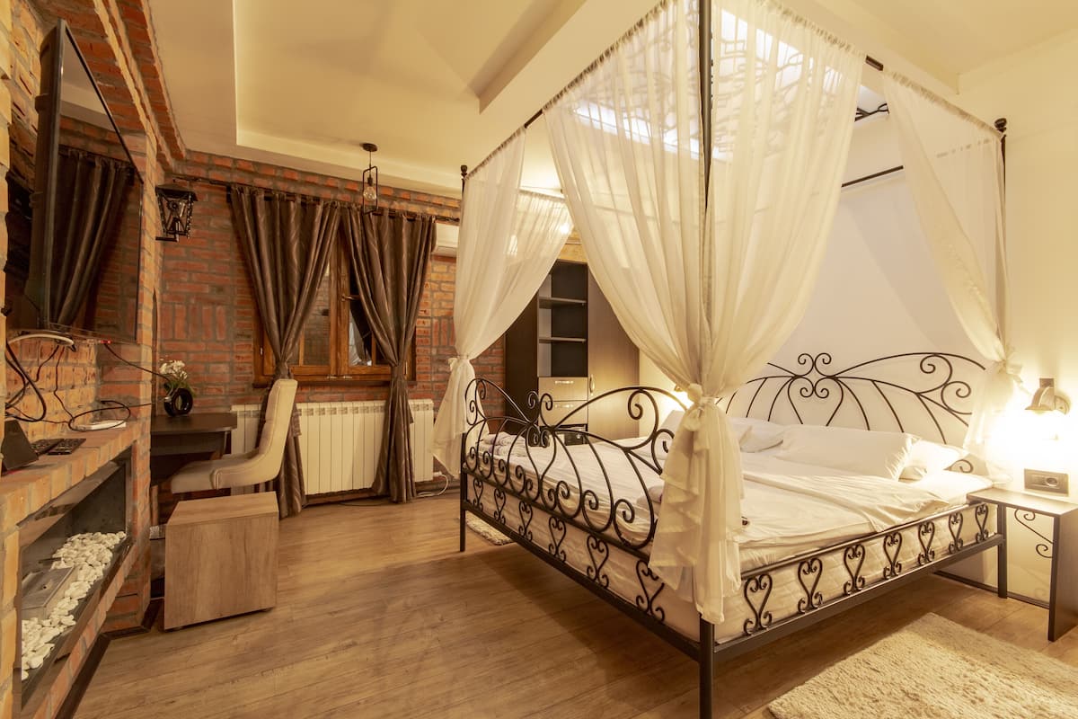 Premium tweepersoonskamer | Lakens van Egyptisch katoen, luxe beddengoed, een minibar, een bureau