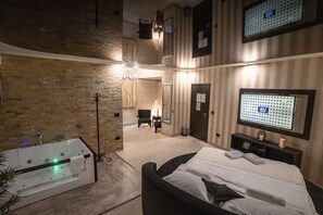 Presidential Double Room | Ruang tamu | 32 cm televisyen dengan kabel 