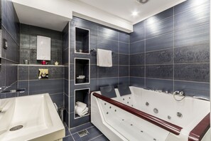 Royal Double Room | Bathroom | Free toiletries, hair dryer, soap, shampoo - Boutique Hotel Madison  (Belgrade)
