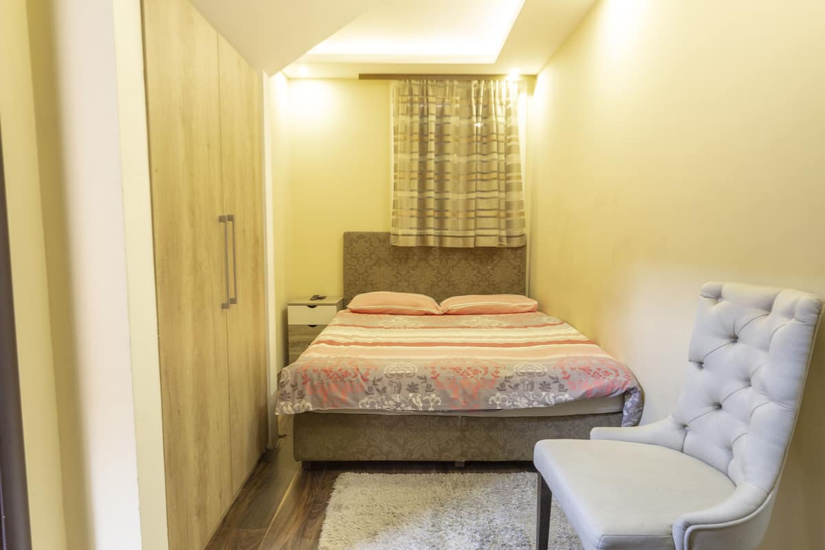 Economy tweepersoonskamer | Lakens van Egyptisch katoen, luxe beddengoed, een minibar, een bureau