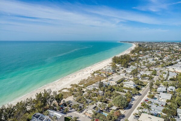 Beach nearby, sun-loungers, beach towels