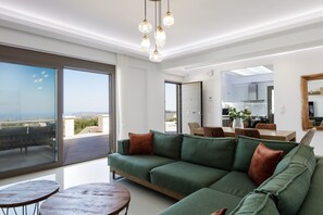 Smart-TV, Kamin, Videospielkonsole, Bücher