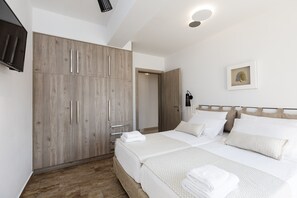 3 bedrooms, in-room safe, iron/ironing board, travel cot