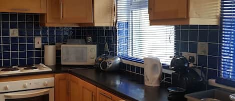 Casa | Cocina privada | Refrigerador, microondas, horno y parrilla de estufa