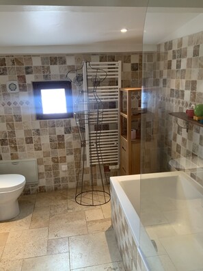 Douche, serviettes fournies, savon, papier toilette