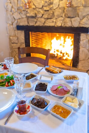 Free daily buffet breakfast - Kule Hotel Airport Istanbul (Arnavutköy)