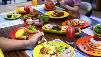 Tägliches Frühstücksbuffet (121000 IDR pro Person)