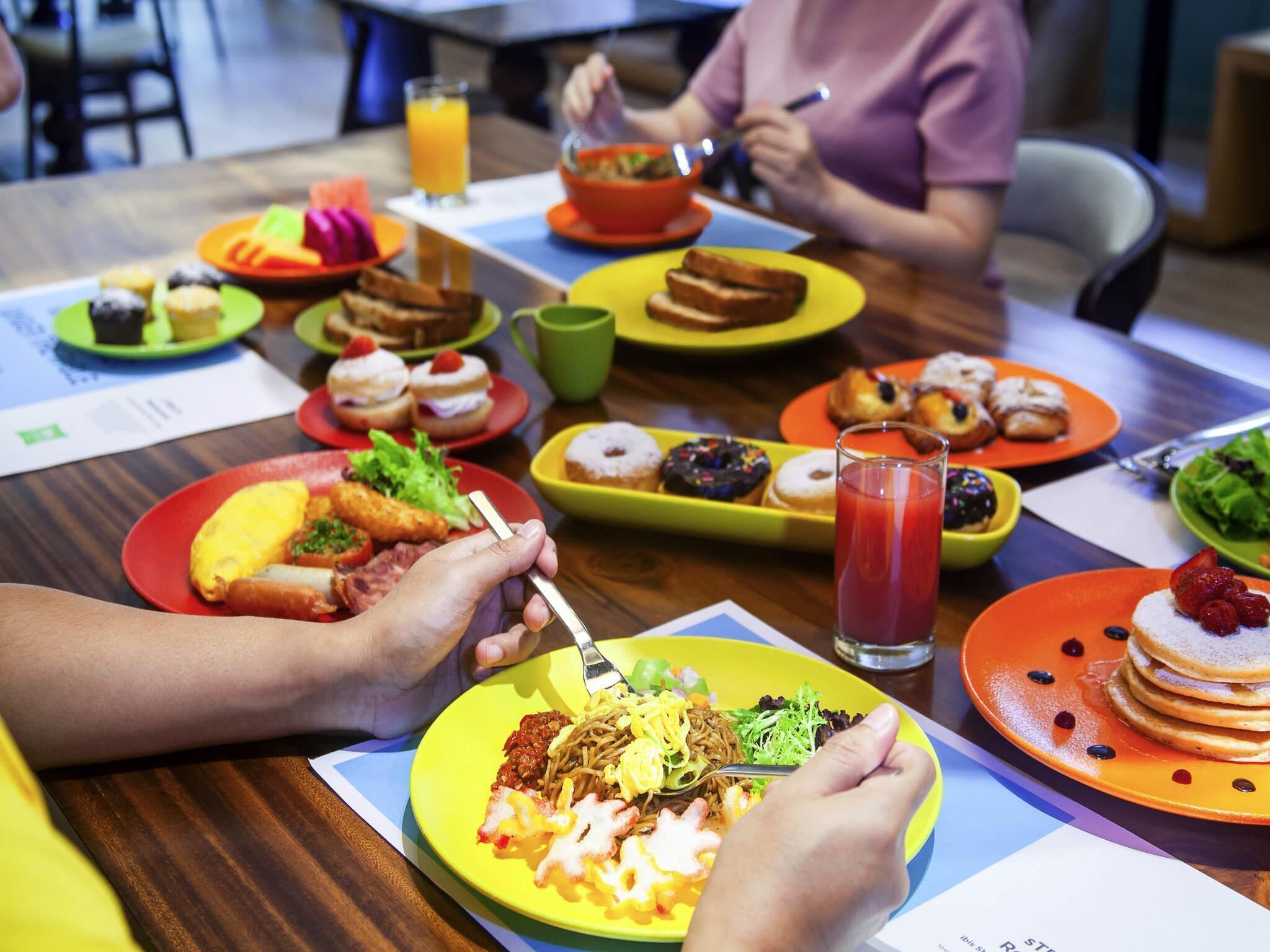 Morgenmadsbuffet hver dag (121000 IDR pr. person)