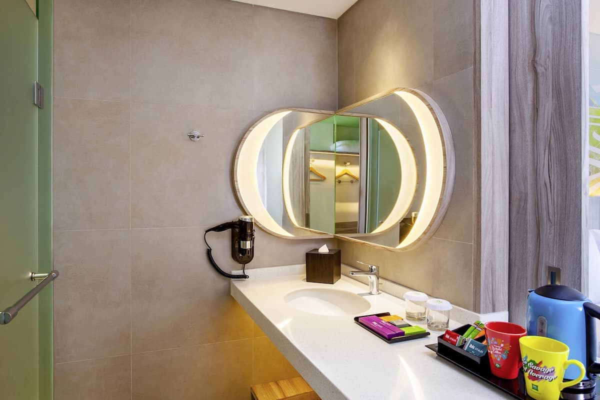 in-room safe, desk, laptop workspace, free wifi