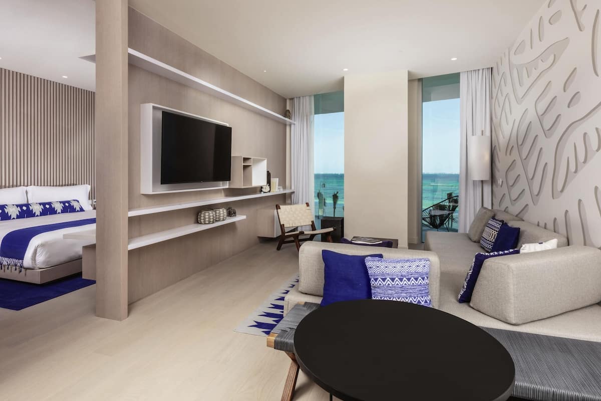 Suite Deluks, 1 kamar tidur, tepi laut | 1 kamar tidur, seprai premium, minibar, dan brankas