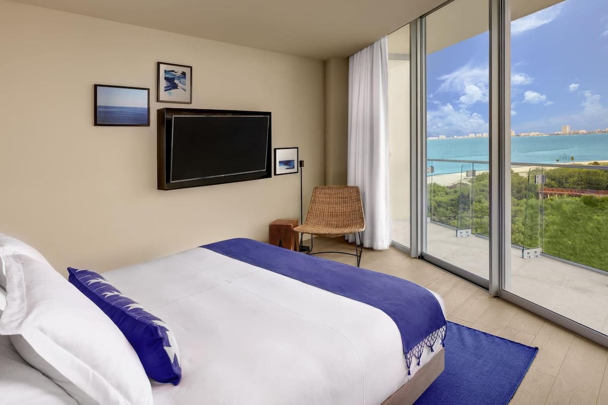 Superior Room, 1 King Bed, Ocean View | Premium bedding, minibar, in-room safe, desk