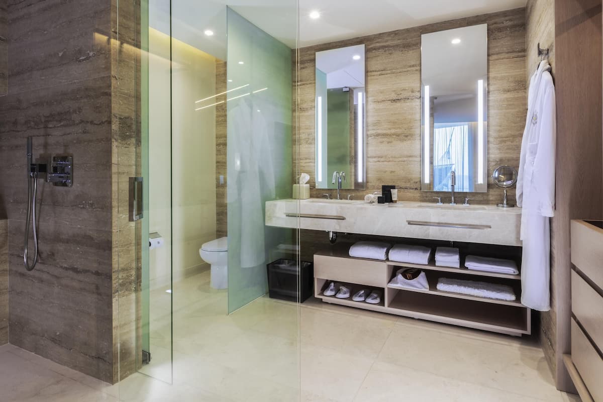 1 kamar tidur, seprai premium, minibar, dan brankas