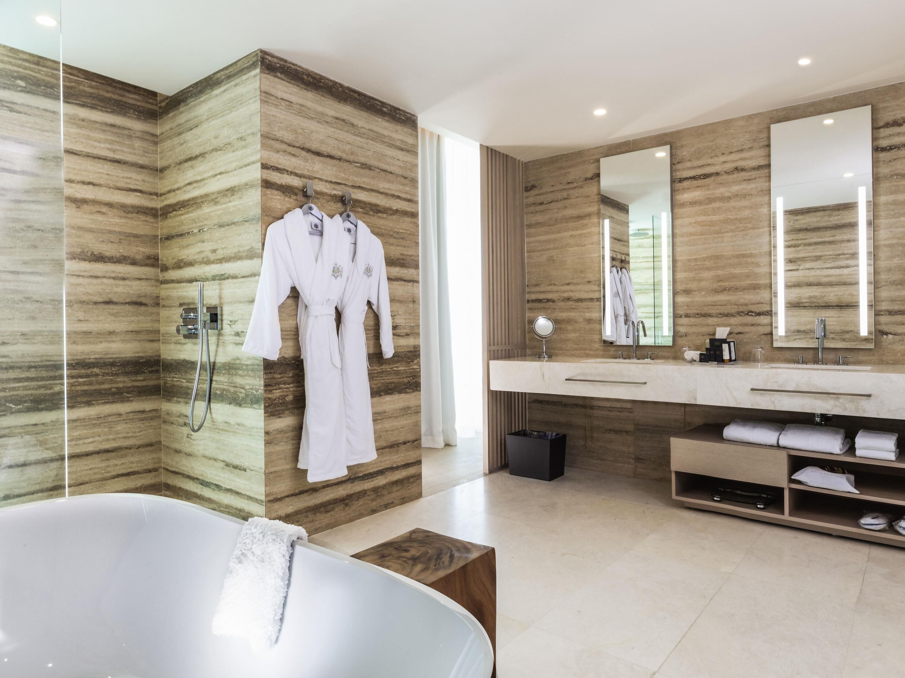 أغطية فراش متميزة وميني بار وخزنة داخل الغرفة ومكتب