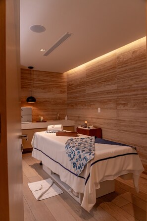 Un sauna, una bañera de hidromasaje, baño turco, masajes
