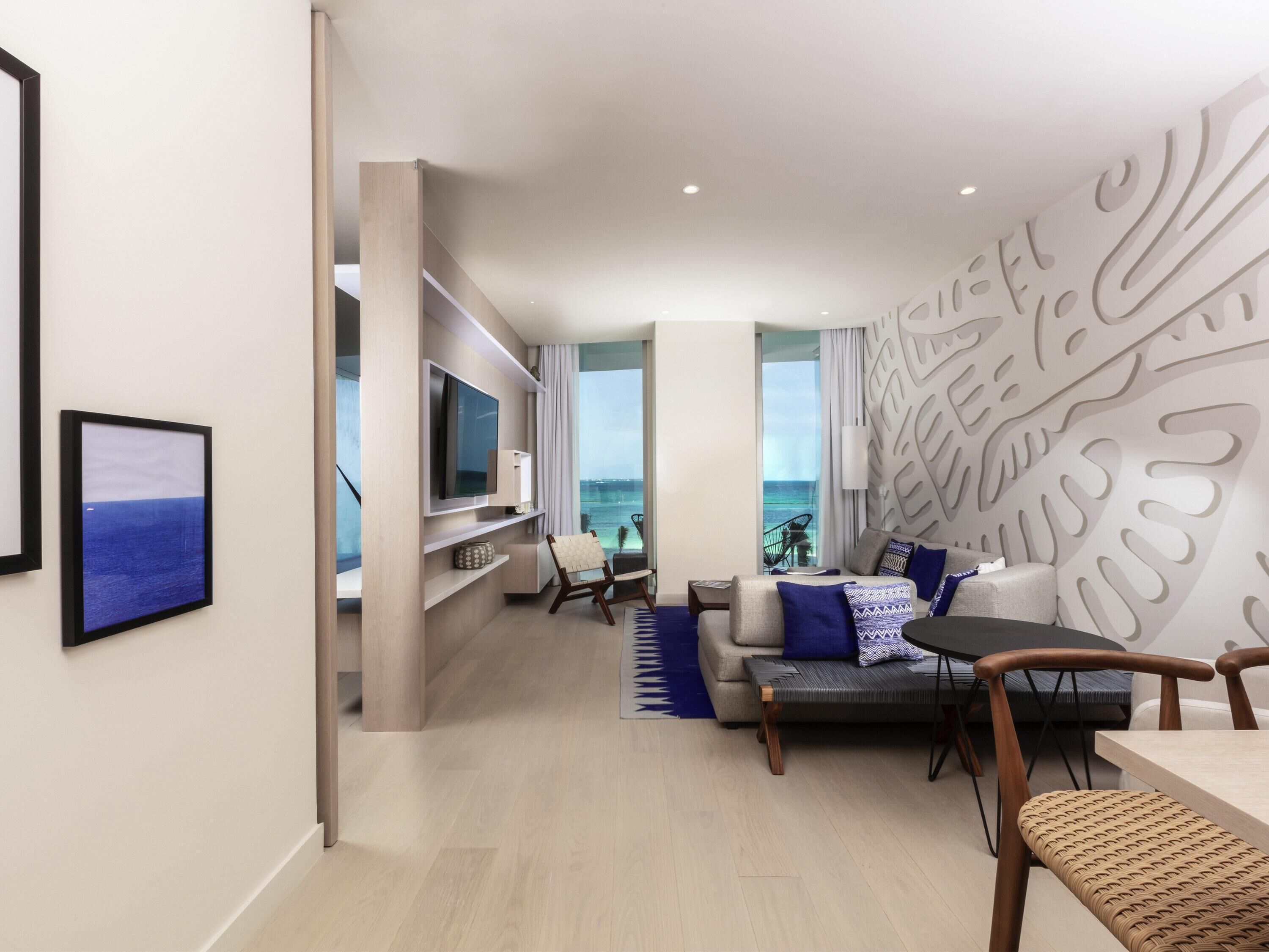 高档床上用品、迷你吧、客房内保险箱、办公桌