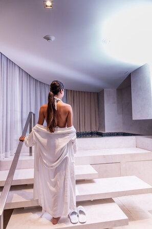 Een sauna, een bubbelbad, een stoombad, massagebehandelingen