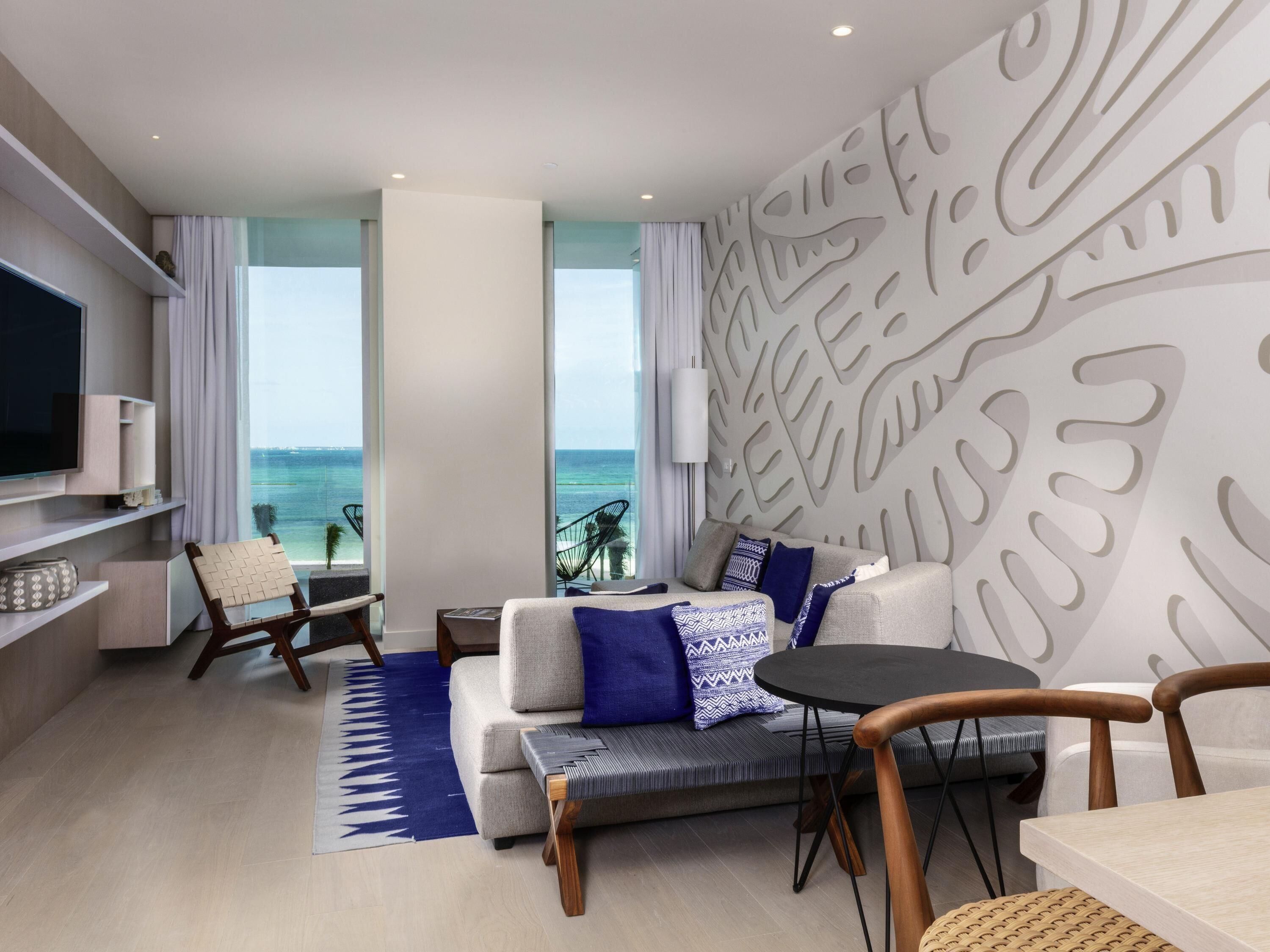 高档床上用品、迷你吧、客房内保险箱、办公桌