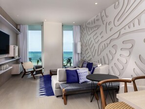 高档 床上用品、迷你吧、客房内保险箱、办公桌