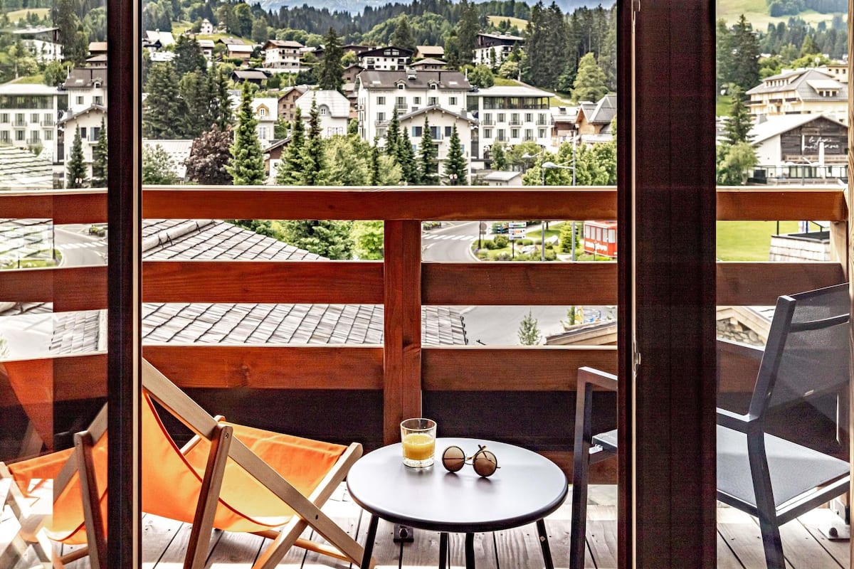 Individually decorated, individually furnished, laptop workspace