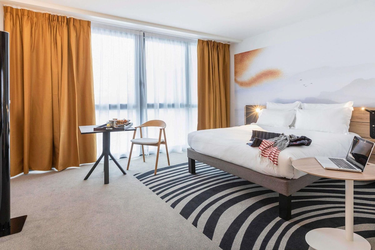 Chambre classique, 1 lit double | Décor unique, ameublement unique