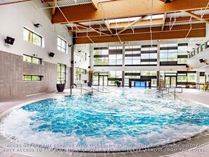 Piscine extérieure en saison