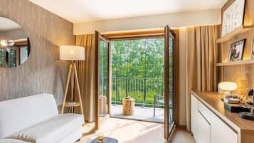 Junior suite, 1 tweepersoonsbed met slaapbank, balkon | Individueel gedecoreerd, individueel gemeubileerd, een laptopwerkplek
