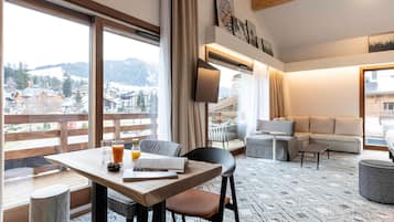 Executive suite, 1 tweepersoonsbed met slaapbank, balkon | Individueel gedecoreerd, individueel gemeubileerd, een laptopwerkplek