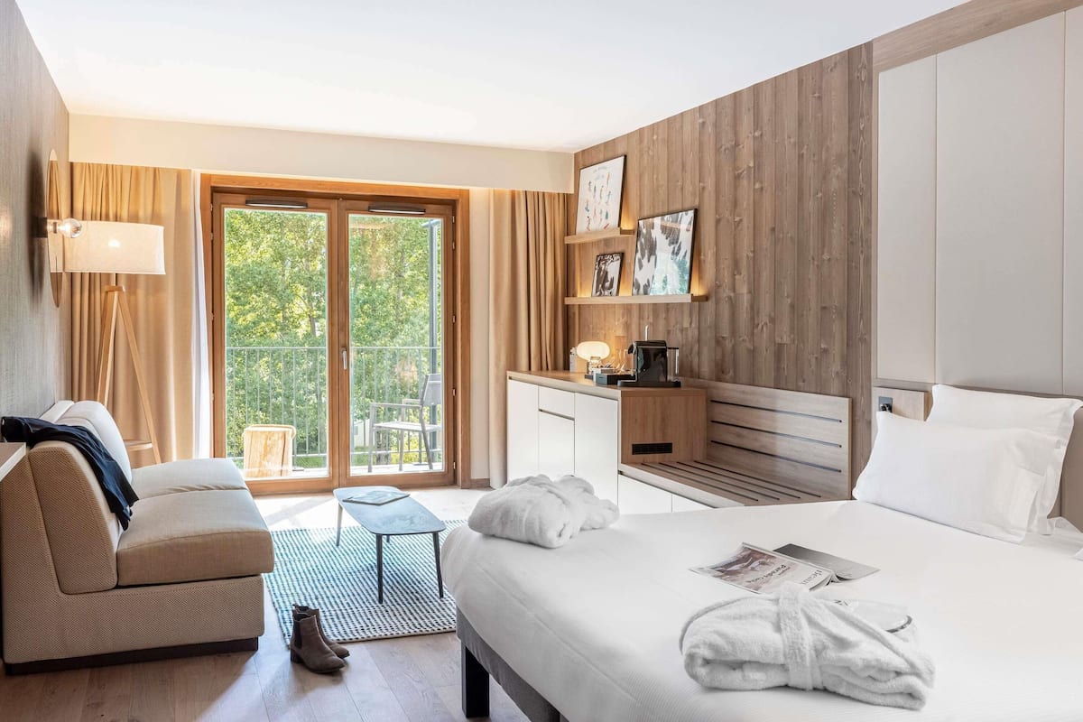 Individually decorated, individually furnished, laptop workspace